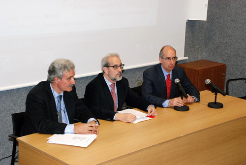 De izquierda a derecha, José Sánchez, director del CIALE, el rector y el presidente de la Diputación. Foto: USAL.