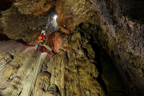 Stanimira Deleva, estudiante del Doctorado en Ciencias de la Universidad de Costa Rica, explorando una caverna. Foto: Scott Trescott.