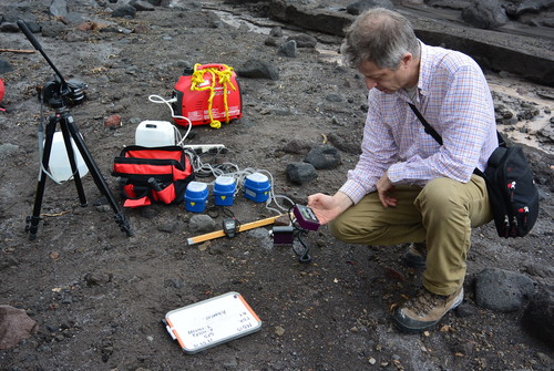Un investigador estudia las cenizas volcánicas. Foto: CONACYT.