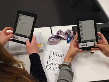 Dos estudiantes utilizan el libro electrónico.
