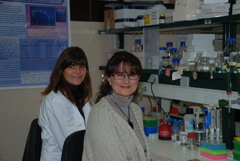 La investigadora Nieves Vizcaíno, en primer término, y Pilar Sancho. Foto: USAL.