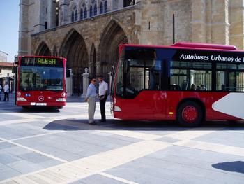 Los dos autobuses nuevos que han sido presentados esta mañana