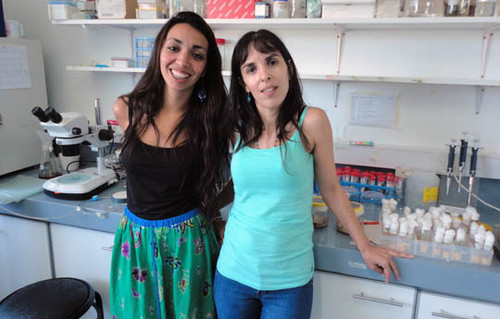 Manuela Santalla y Paola Ferrero en su laboratorio. FOTO: CCT LA PLATA