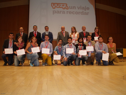 Emprendedores del centro YUZZ con sus diplomas, junto a autoridades.
