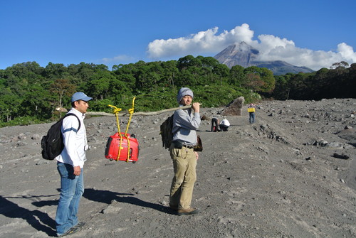 Investigadores de la Universidad Autónoma de San Luis Potosí (UASLP) investigan los volcanes. Foto: CONACYT.