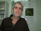 Emilio Cervantes, investigador del Irnasa, junto al póster que explica el proyecto