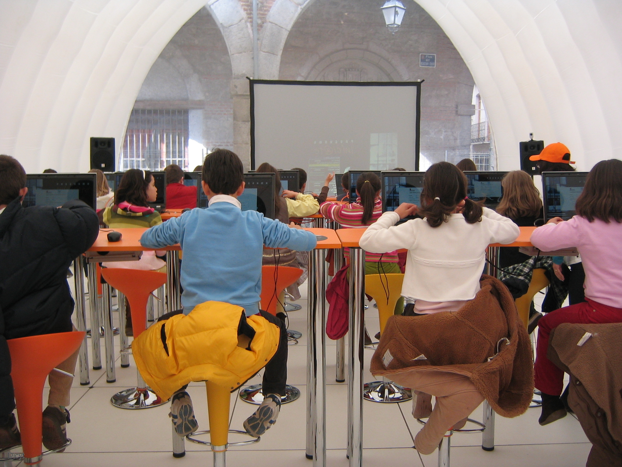 Un grupo de niños delante de los ordenadores, en una de las salas de las que se compone la carpa.