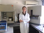 Marta Hernández, responsable del Laboratorio de Biología Molecular del Instituto Tecnológico Agrario de Castilla y León (Itacyl), junto a dos secuenciadores.
