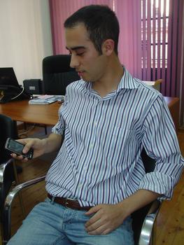 Javier González, con el móvil Android donde desarrolla la aplicación.