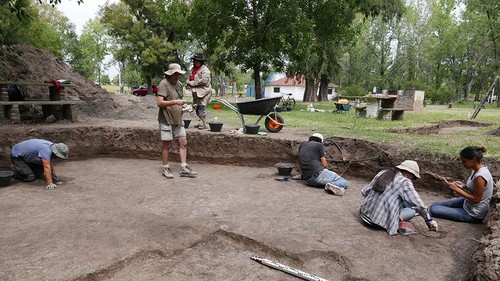 El equipo en parte de las excavaciones.- Foto: Gentileza Ulises Camino.-