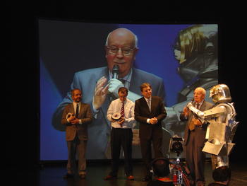 José Ramos Martín, recoge el primer premio de la categoría de Promoción del Español