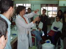 Alumnos observando un experimento en la Facultad de Ciencias.