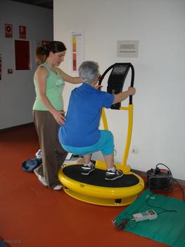 Una de las mayores participantes en el estudio hace ejercicio sobre la plataforma de vibraciones.
