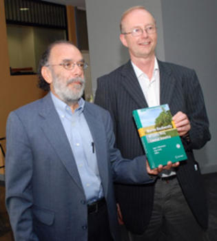 Los editores del libro son los doctores Jorge Cortés Núñez e Ingo Wehrtmann, investigadores de la Universidad de Costa Rica.