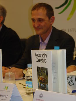 Francisco David Rodríguez y su libro 'Alcohol y cerebro'.