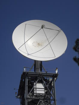La antena de comunicación con el satélite es una parte importante de las infraestructuras que conforman el segmento terreno.