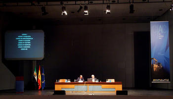 El profesor Emilio Illarregui presentado una de las comunicaciones (FOTO: IE Universidad).