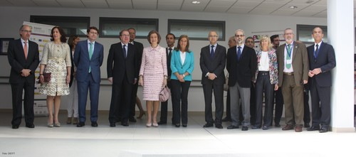 La Reina Sofía, en el centro, junto a autoridades en el CRE de Alzhéimer de Salamanca.