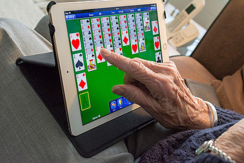 Una persona mayor utiliza una tableta/UN