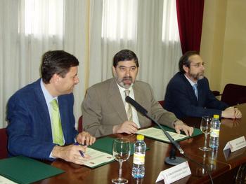 De izquierda a derecha, Carlos Fernández Carriedo, junto al rector de la Universidad de León y el decano de Biológicas