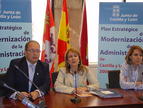 El delegado de la Junta en León, Eduardo Fernández, junto a Isabel Alonso, en la presentación del Plan de Modernización de la Administración en León.
