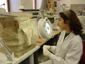 Restauradora del Museo Provincial examinando la pieza