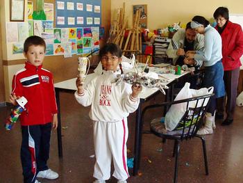 Niños en un taller de reciclaje