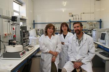 Natividad Ortega a la izquierda, junto con otros dos investigadores de su laboratorio.