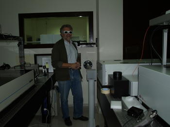 Luis Roso, entre el láser antiguo (izquierda) y parte del nuevo láser de teravatio