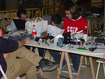 Los participantes preparan sus robots para que no fallen en nada