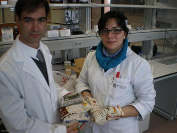 Mauricio Ariel Rostagno y Noelia Manchón, con alimentos de Castilla y León.