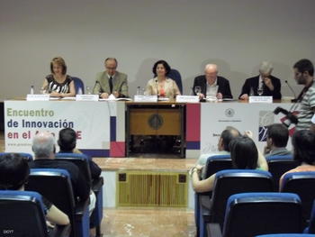 Pilar Celma, a la derecha, lee el acta del jurado del Premio Cristóbal de Villalón.