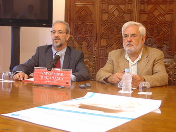 El rector y Miguel Ángel Quintanilla, junto a uno de los carteles promocionales de Empírika.