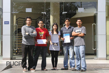 Arlon Borel, Erik Tello, Diana Zapata, David Vilchez y Daniel Salinas, alumnos de la PUCP que han desarrollado el dinamómetro.