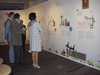 Las autoridades visitan la exposición 'Entre Moléculas'.