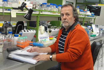 Claudio Vásquez investiga la resistencia que presentan microorganismos de la zona antártica al telurito (FOTO: U. de Santiago).