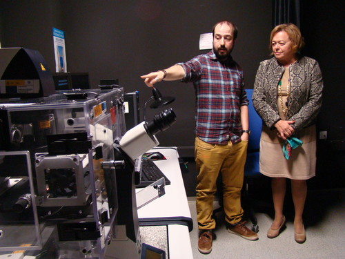 Rosa Menéndez visita la Unidad de Microscopía del IBGM.