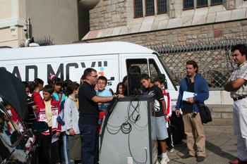 Un grupo de escolares leoneses asiste a una demostración de la medición de gases contaminantes en vehículos.