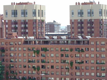 Imagen de un edificio con paneles solares en su terraza