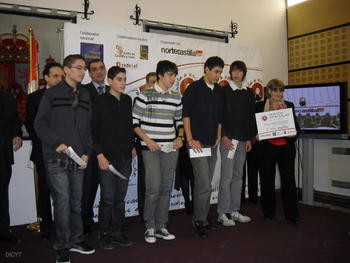 Un grupo de jóvenes recogen uno de los premios 'El Norte Escolar'.