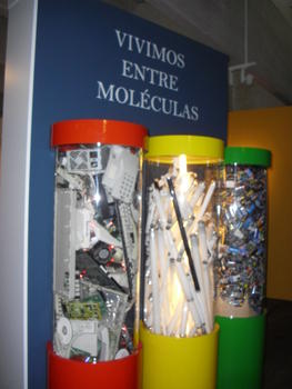 Entrada a la exposición 'Entre Moléculas'.