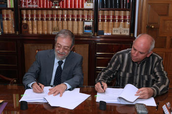 El rector de la Universidad de Valladolid, Marcos Sacristán, y René Estevan Arredondo, en representación del director del Instituto de Meteorología de la República de Cuba, suscriben el acuerdo (FOTO: Carlos Barrena).