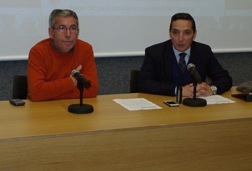 José Martínez, a la izquierda, y Juan Manuel Corchado, vicerrector de Investigación y Transferencia de la Universidad de Salamanca, presentan el proyecto.