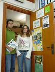 Dos integrantes de la asociación de estudiantes BEST en la sede de Valladolid ubicada en la Escuela Técnica Superior de Ingenieros Industriales
