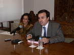 José Ramón Alonso, junto a la vicerrectora de Planificación Estratégica, Isabel Suárez