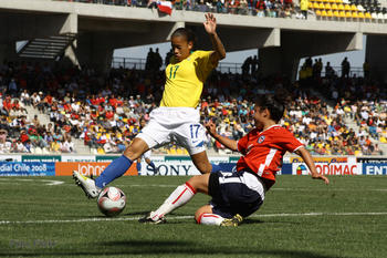 Jugadoras de las selecciones de fútbol de Brasil y Chile, durante un partido.