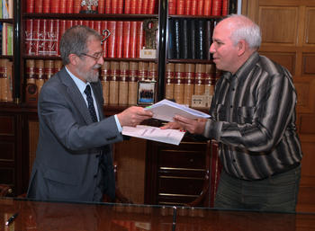 El rector de la Universidad de Valladolid, Marcos Sacristán, y René Estevan Arredondo, del Instituto de Meteorología de la República de Cuba firman el acuerdo (FOTO: Carlos Barrena).