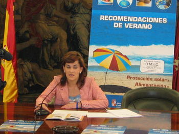 La concejala de Consumo, Teresa González, durante la presentación de la guía