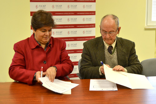 La rectora de la Universidad Católica de Ávila (UCAV), María del Rosario Sáez Yuguero, ha firmado un convenio marco de colaboración con Javier Castroviejo Bolíbar, presidente de la Fundación UR Biodiversidad Sostenible. FOTO: UCAV