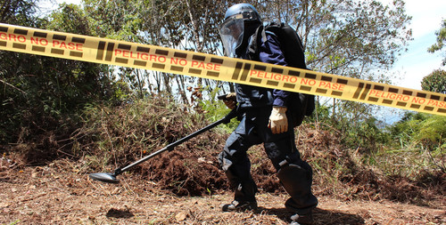 Búsqueda de minas antipersona. FOTO: UN